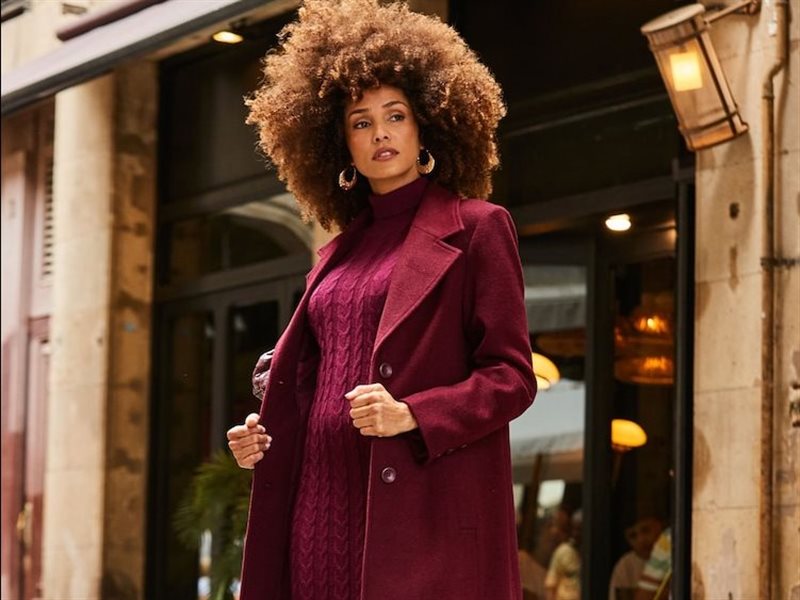  من منصات العروض إلى الشارع… المعطف الصوفي (wool coat )نجم صيحات الشتاء الجديد