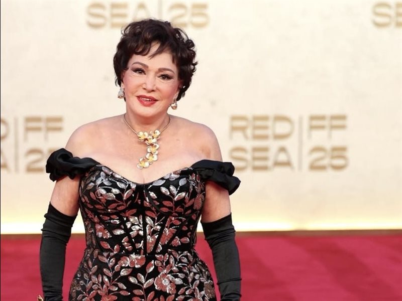 لبلبة تضيء السجادة الحمراء في مهرجان البحر الأحمر بإطلالة فاخرة تعيد سحر الزمن الجميل