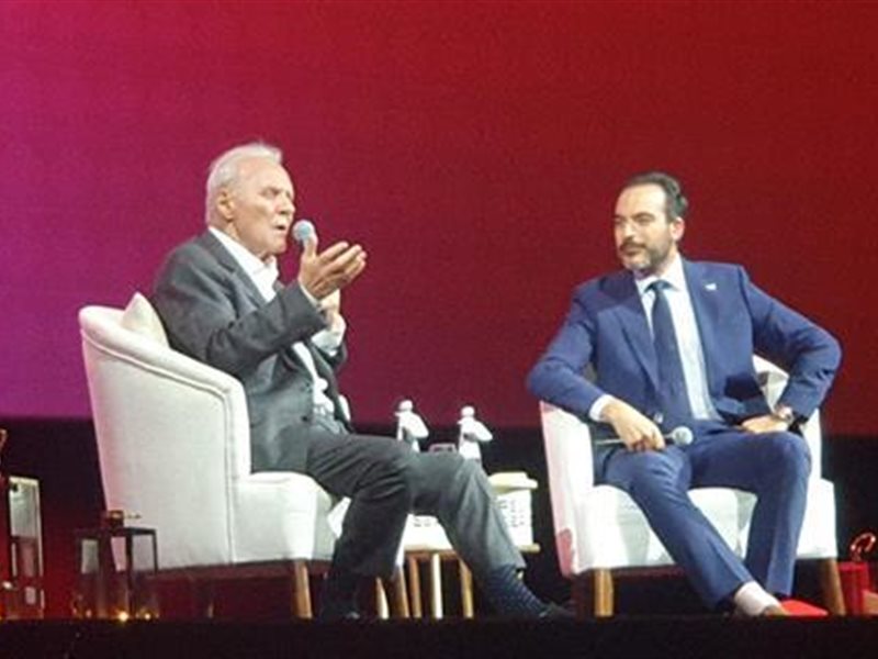 أنتوني هوبكنز يبهر جمهور البحر الأحمر بتقليده لشخصيات هانيبال ليكتر ومارلون براندو وكاثرين هيبورن