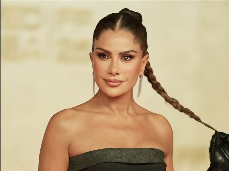 أناقة رمادية وسوداء… صبا مبارك تتألق بتوقيع Maison Margiela على السجادة الحمراء