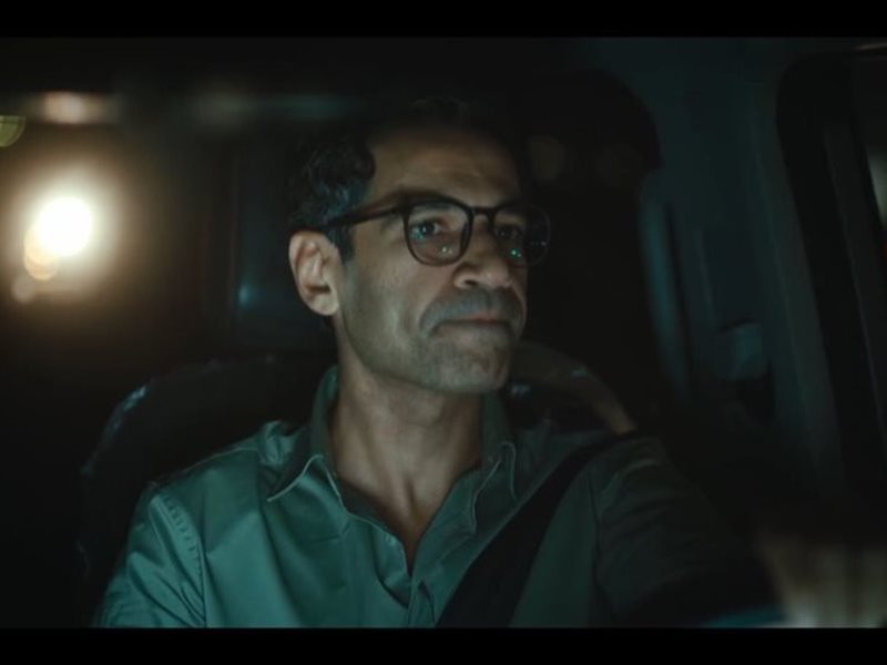 صدقي صخر  يساعد دينا الشربيني بطريقته في مسلسل 