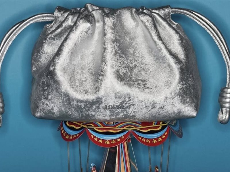 تصاميم Loewe تتلألأ في موسم الاحتفالات بلمسات معدنية وابتكارات مستوحاة من لويس وين