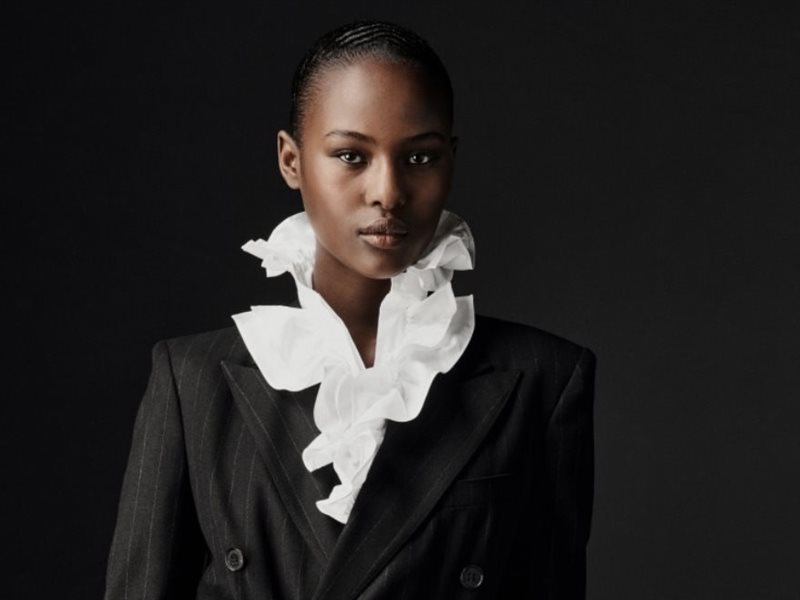 رالف لورين يمزج بين الستايل الرجالي والرومانسية الناعمة في أحدث تصاميمه