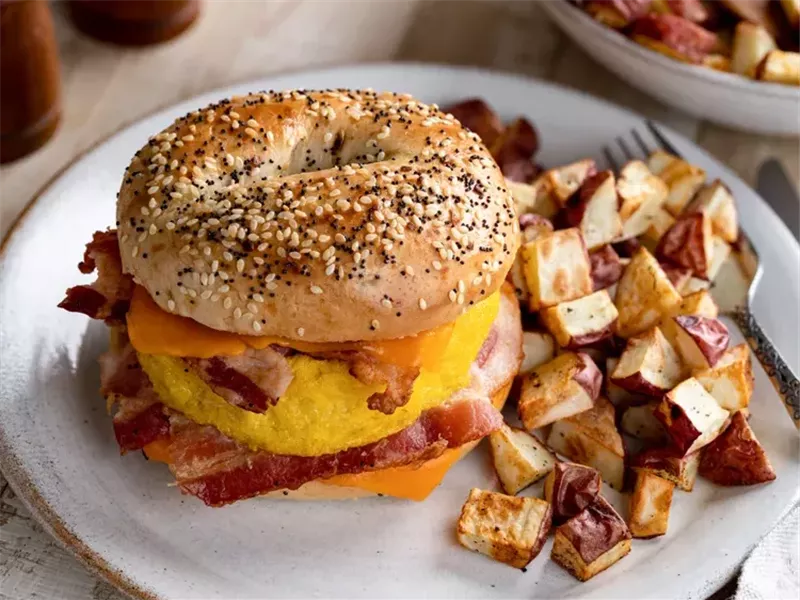  أطعمة يجب تجنبها في وجبة الإفطار للحفاظ على مستوى الكوليسترول في الدم