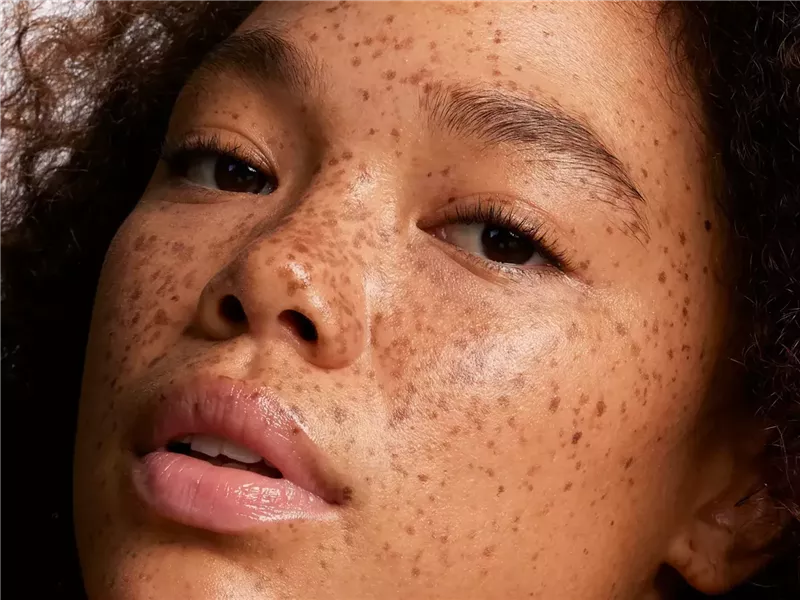 لإطلالة جذابة وطبيعية.. إليك أفضل أنواع الماسكرا الشفافة