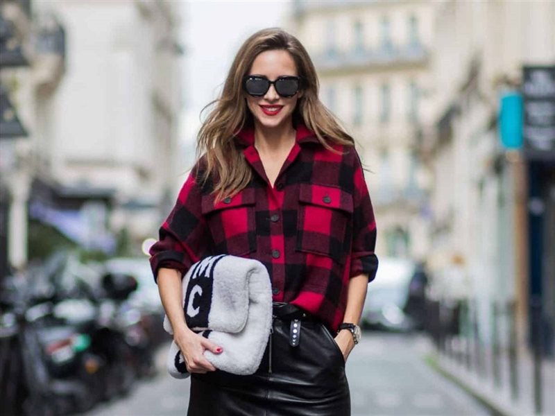 من جديد على منصات الأزياء… القميص الكاروه نجم الإطلالات العصرية