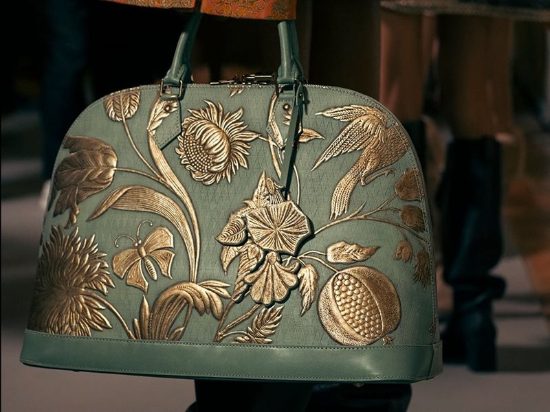 	لويس فويتون تعود إلى العصور الوسطى بفخامة معاصرة في مجموعة كروز 2026