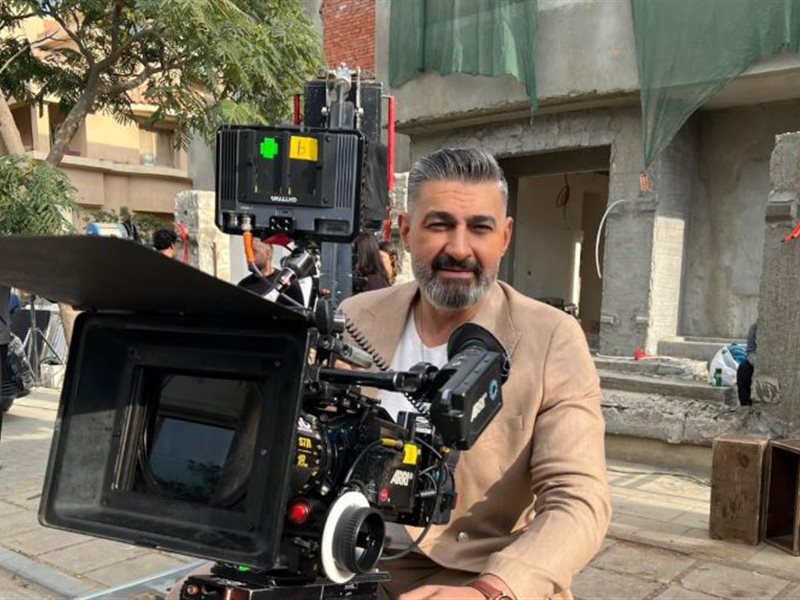 ياسر جلال يتقمص دور مدير تصوير داخل كواليس 
