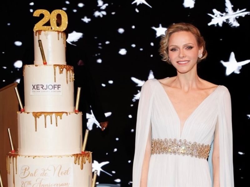 الأميرة شارلين تتألّق بإطلالة ساحرة من جيني بيكهام في حفل بال  noël موناكو