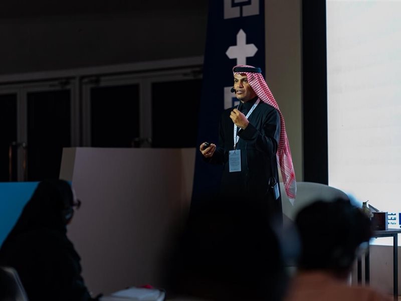 المجنوني يقرأ حوارية النقد والجمال في معرض جدة للكتاب