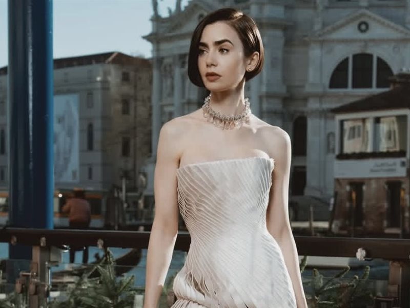 ليلي كولينز تتألّق بـSchiaparelli Couture خلال تقديم الموسم الخامس من Emily in Paris