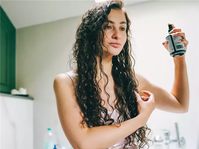 أفضل 6  بخاخات لتجديد تجعيد الشعر وإطالة فترة غسله