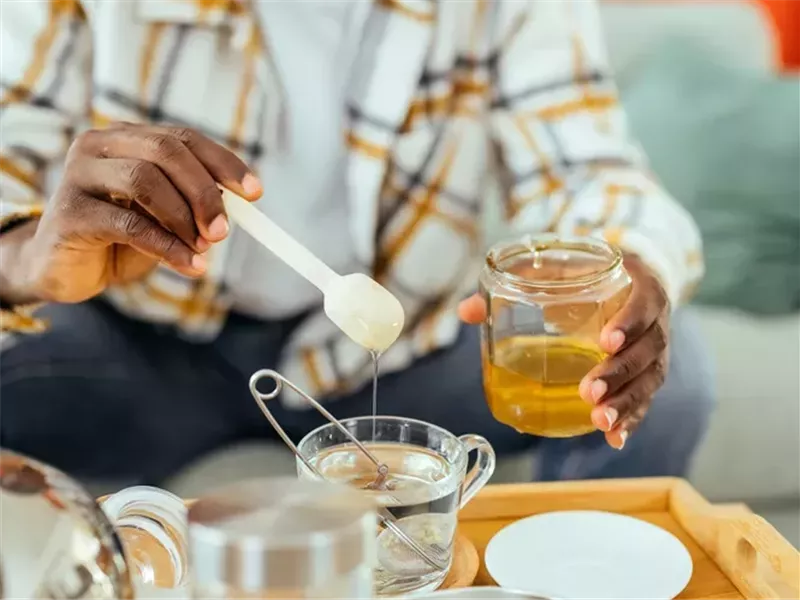 هل تُفقد الحرارة فوائد العسل؟.. علماء يكشفون ست خرافات شائعة عن  العسل