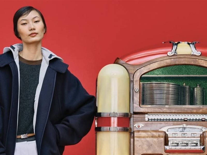 	ميوتشيا برادا وراف سيمونز يعيدان تعريف التناقضات في مجموعة شتاء 2025