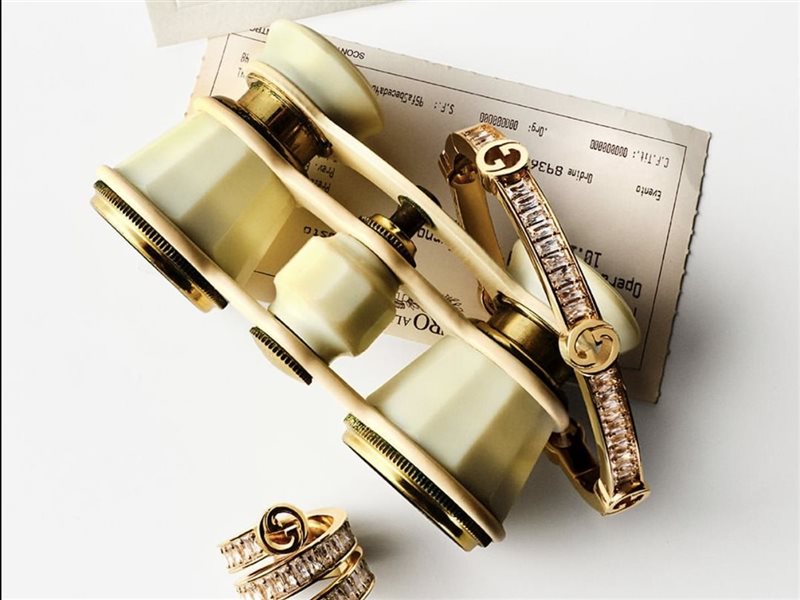 	من المجوهرات إلى الساعات: Gucci تقدم دليلاً أنيقاً لهدايا فاخرة