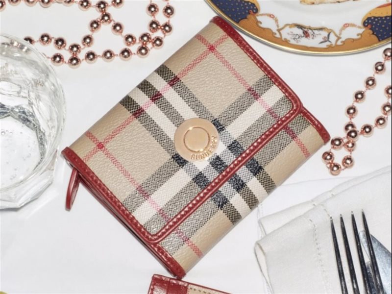 حقائب Burberry الجلدية… خيار راقٍ لهدايا موسم الأعياد