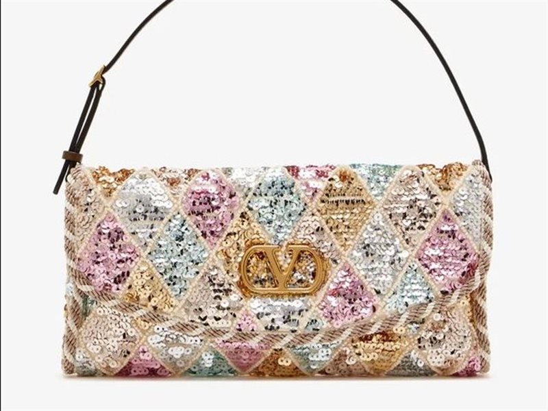 حقائب الأعياد: 11 تصميمًا يكمّل أناقتك في المناسبات