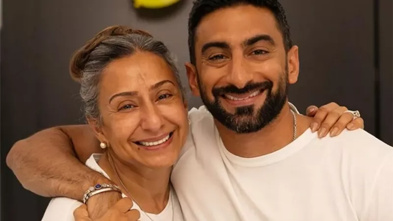 أنس بوخش ووالدته