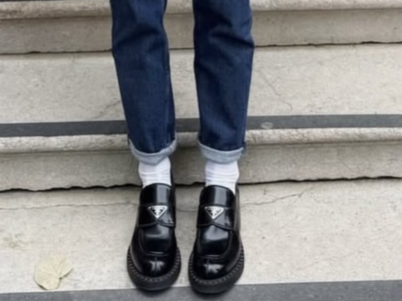 	إطلالة بريبي لا تبطل موضتها: الجوارب وحذاء اللوفرز يتصدران مشهد الأناقة