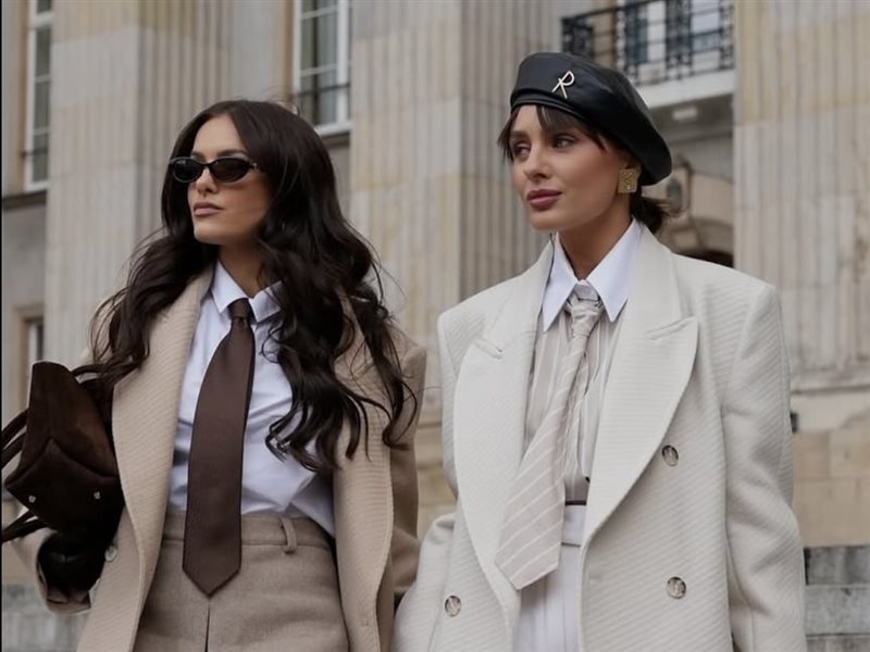 	ربطات العنق النسائية تواصل تألقها… صيحة جريئة لا تغادر مشهد الموضة