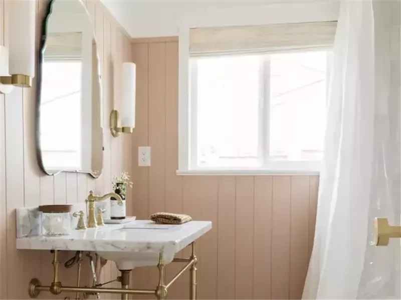 أفكار وألوان أنيقة تجعل الحمام الصغير يبدو أكبر على الفور