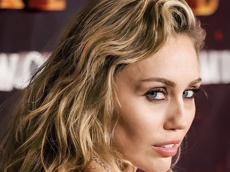 مايلي سايرس تعلن عن جولة غنائية لشخصية هانا مونتانا