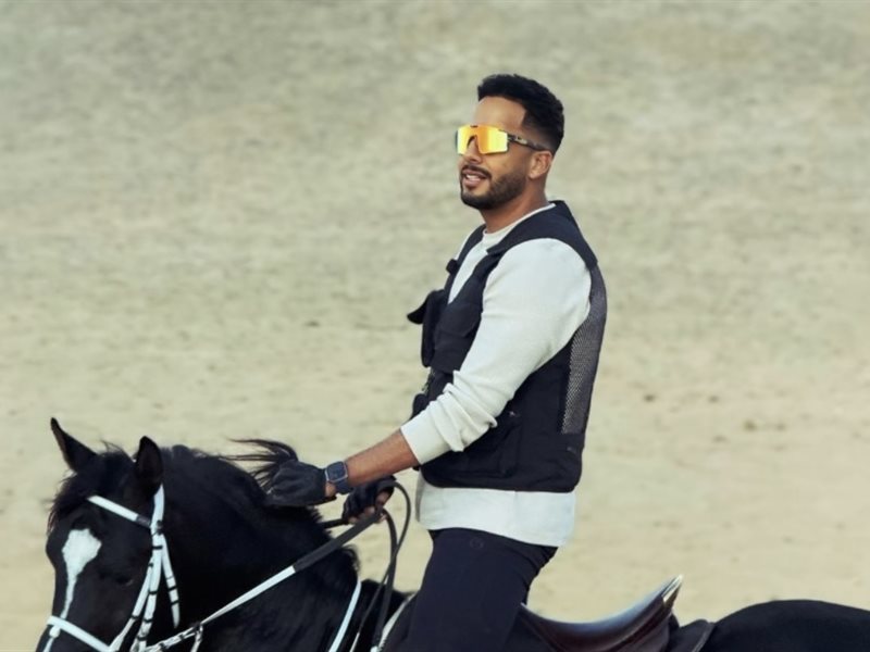 عصام السقا فى جلسة تصوير جديدة مع الحصان 