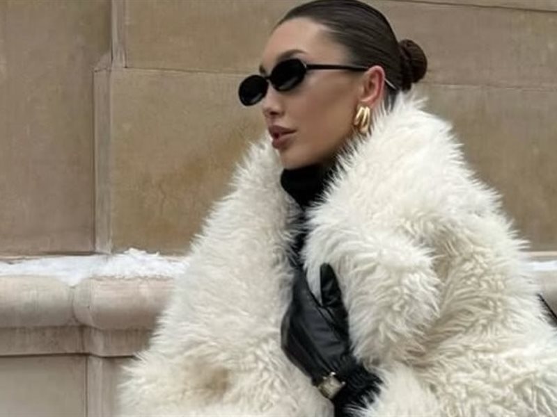 المعطف الفروي الطويل يتصدر صيحات 2025 بعد تألقه في أسبوع موضة كوبنهاغن