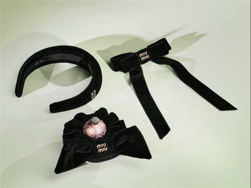 لمسة احتفالية بامتياز: Miu Miuتكشف عن إكسسوارات موسم الأعياد