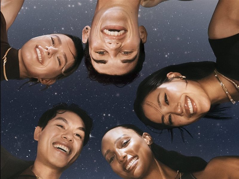 bvlgari تدعو العالم للاجتماع والاحتفال ببهجة المشاركة في موسم الأعياد