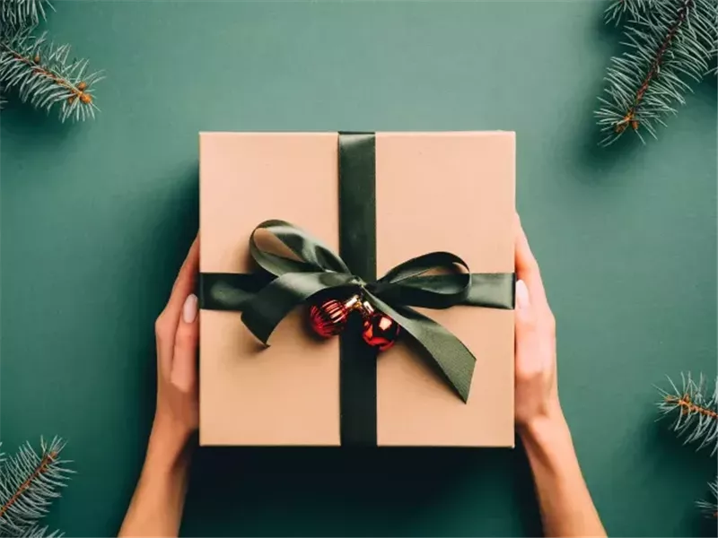 إذا رغبت في إعادة تقديم هدية.. إليك اتيكيت تقديمها بأناقة