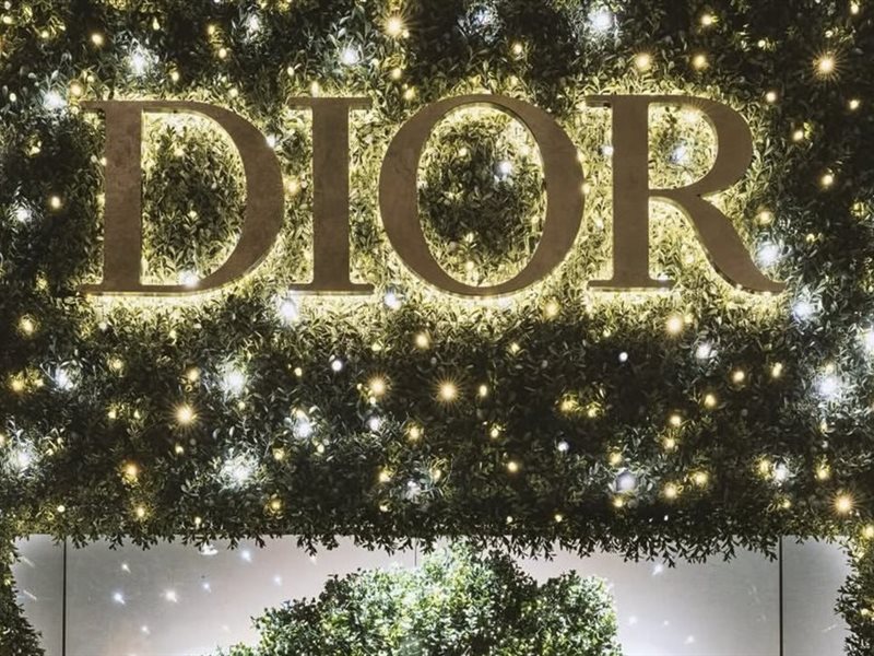 من كورتيينا إلى لندن وميلانو… ديور تزين واجهاتها بروح العيد