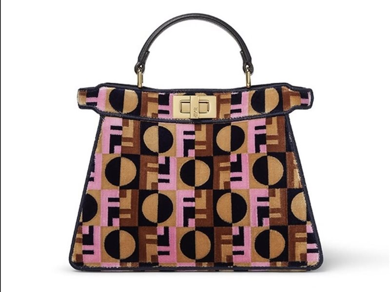 Fendi تطلق حقائب أيقونية تحمل توقيع «إميلي في باريس»