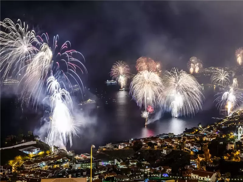 فتح الأبواب والقاء الأثاث.. أغرب طقوس الاحتفال برأس السنة حول العالم