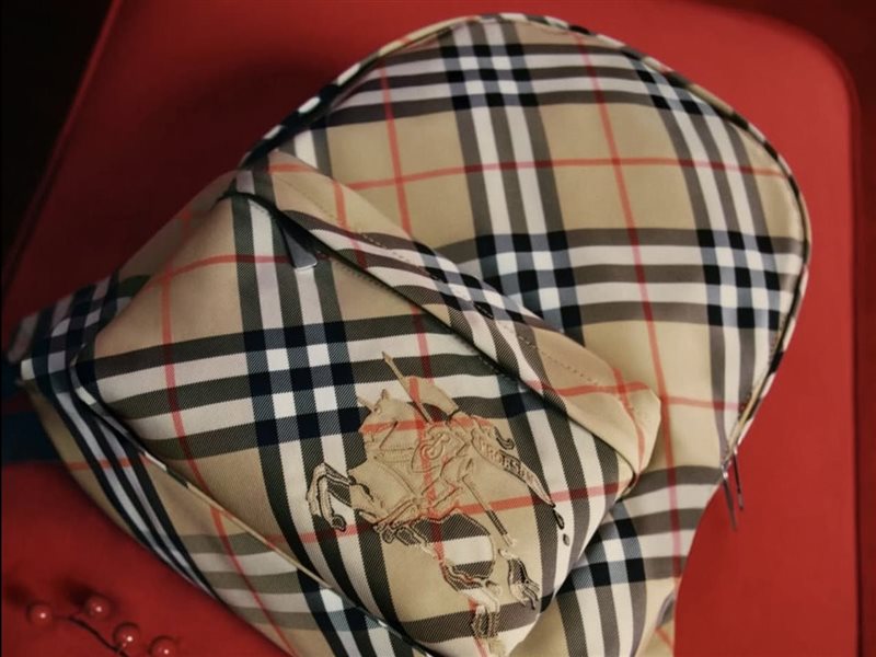 Burberry تستقبل العام الجديد بحقائب الشيك الأيقونية… أناقة ترافق كل رحلة