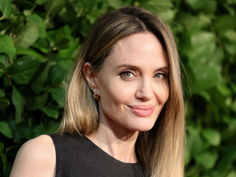 أنجلينا جولي تستعرض كواليس العمل مع نجم هوليوود روبرت دي نيرو