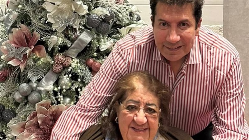 هاني رمزي والدته