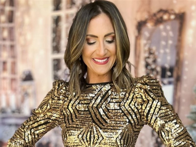 اللون الذهبي يتصدّر إطلالات عيد الميلاد بلمسة من البريق اللامع