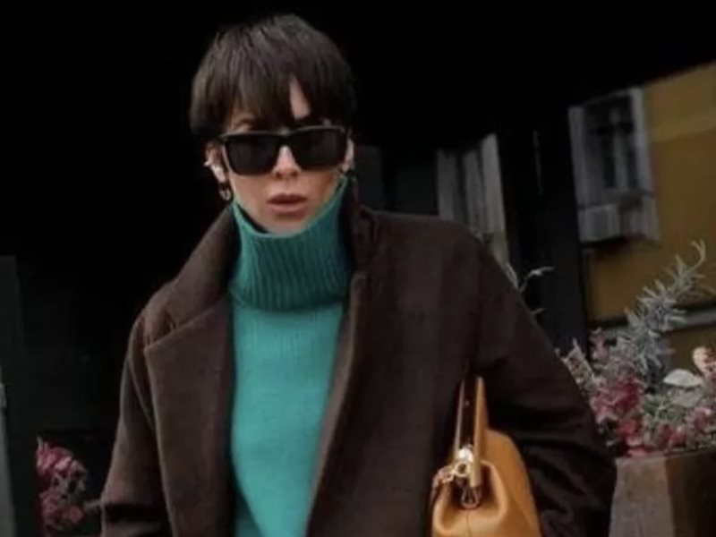 تركواز مع بني… مزيج لوني أنيق ينعش الإطلالات