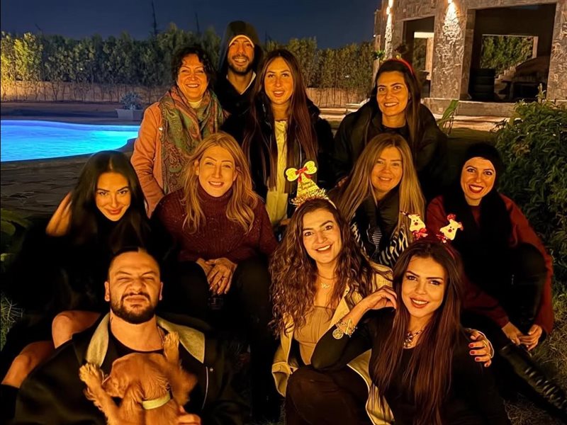 بحضور آية سماحة.. ناهد السباعي ورانيا فريد شوقي يحتفلون رفقة العائلة بالكريسماس