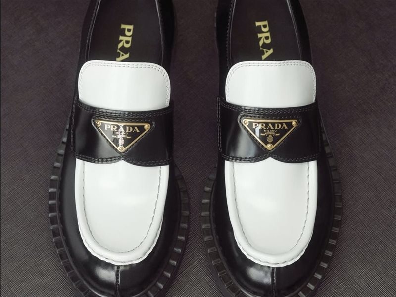  	Prada  تعيد نحت الكلاسيكيات… حذاء أيقوني برؤية مستقبلية