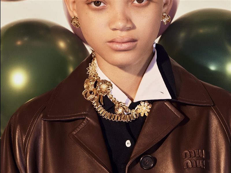 مجوهرات ميو ميو: سحر الأزهار يزيّن إطلالات موسم الأعياد