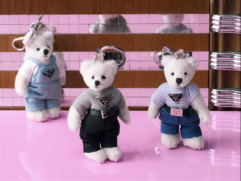 أناقة مرِحة وسحر قابل للاقتناء في مجموعة prada الاحتفالية 