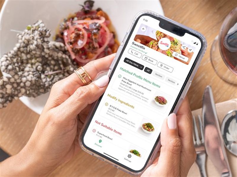 دراسة: تصفح الهاتف أثناء تناول الطعام أفضل لخصرك من مشاهدة التلفاز