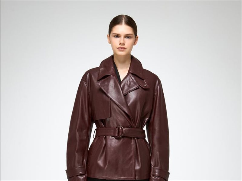 البني يفرض حضوره Brown leather jacket قطعة خالدة تعود بقوة إلى واجهة الموضة