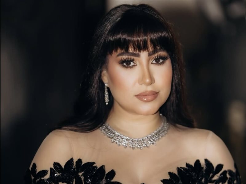 بوسي تخطف الأنظار في أحدث جلسة تصوير بإطلالة أنثوية راقية