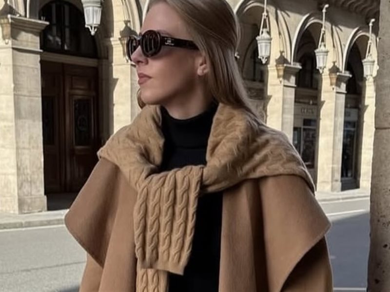 لمسة بسيطة تصنع الفرق… السترة على الكتفين عنوان أناقة الموسم