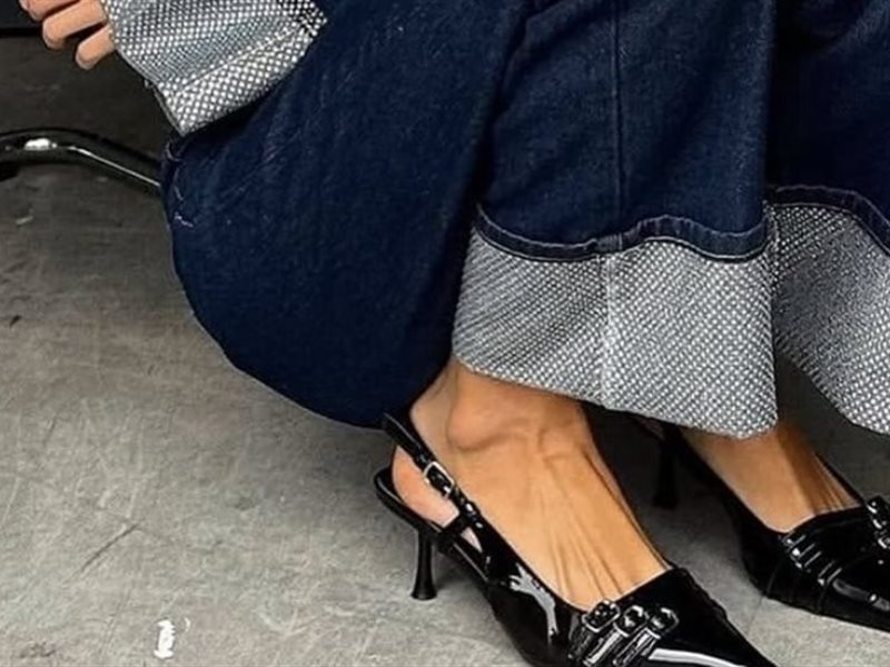 عودة الجينز المقلوب... لمسة عصرية تخطف الأنظار في 2025/2026