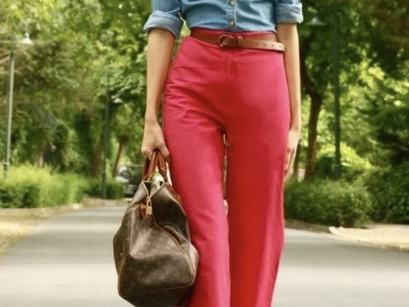  	البنطال الأحمر يتصدّر إطلالات الأعياد… جرأة لونية بنكهة احتفالية