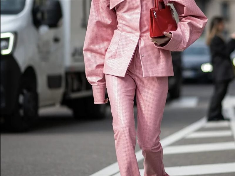 	السراويل الجلدية الملوّنة تتصدّر صيحات شتاء 2026